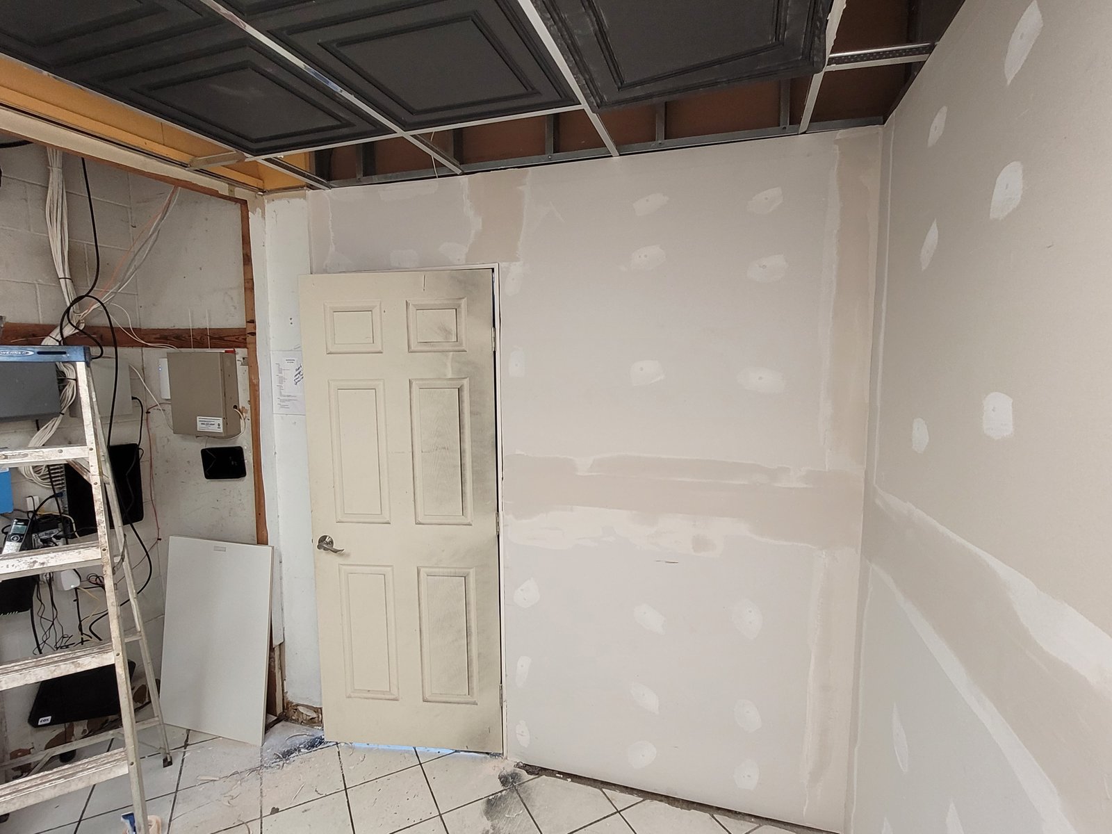 Metal framing structure for interior wall partition