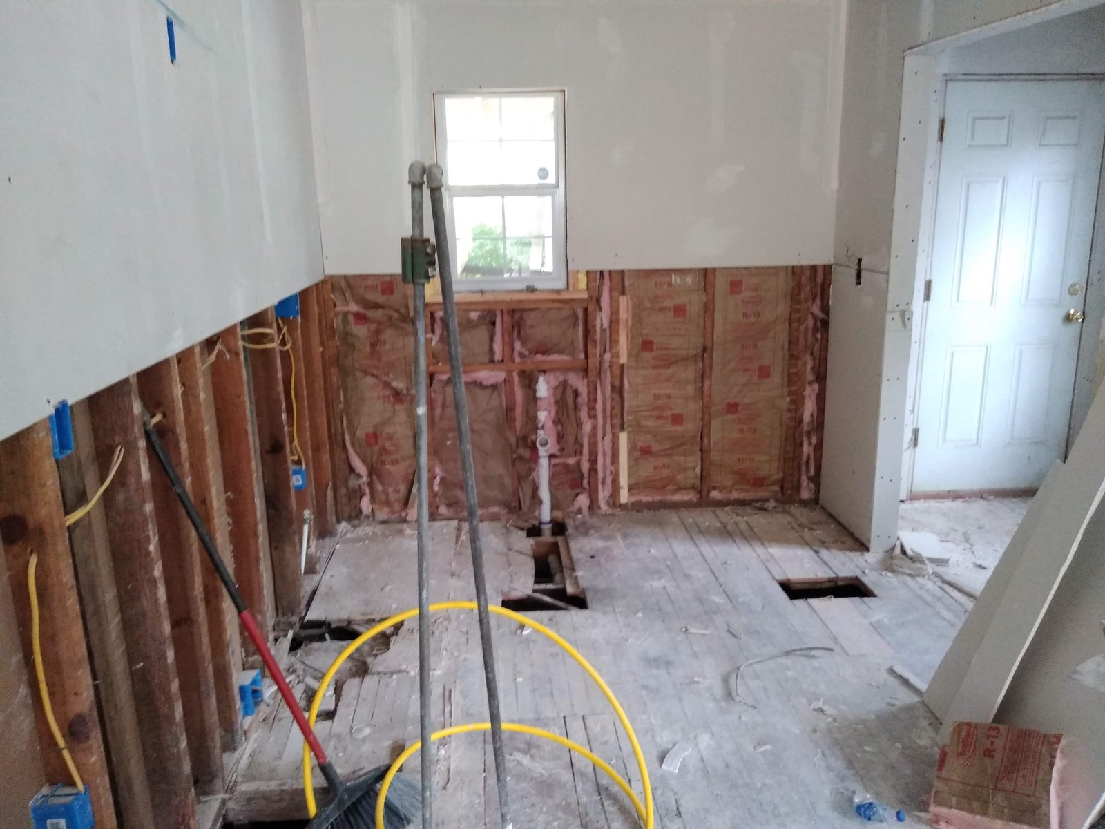 Ceiling suspension system under installation